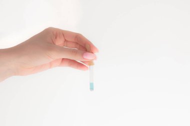 kadın elinde pipet, mavi sıvı, tıbbi deneyler ve testler, beyaz arka plan, kimya