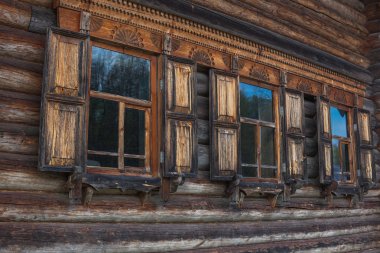 antik köyde eski kütük evin cephe, geleneksel ahşap mimari