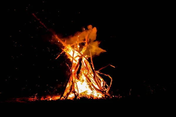 Fogo Fundo Preto Chama Alaranjada Vermelha Brilhante Ramos Árvore Fogo — Fotografia de Stock