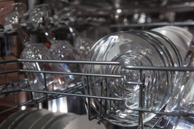 Bulaşık makinesinin detayları, ön tabaklar, cam tabaklar, ışıklar