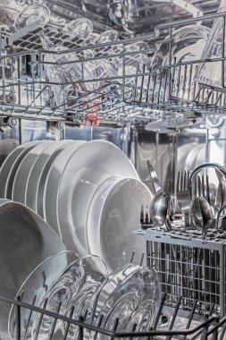 Temiz bulaşık makinesi, yakın çekim, soğuk ışık