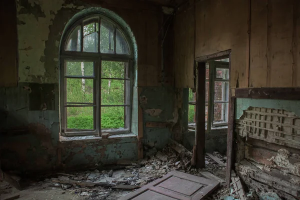 旧窗在一个古老的白砖墙在一个废弃的房子 老窗口与空框架 彻底破坏 — 图库照片