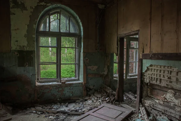 Oud Raam Een Oude Witte Bakstenen Muur Een Verlaten Huis — Stockfoto