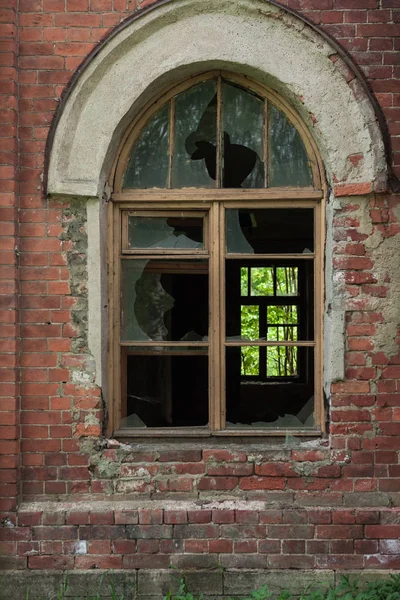 Złamane Okno Opuszczonym Domu Złamane Szkło Czerwona Cegła Zapomniane Zamieszkania — Zdjęcie stockowe