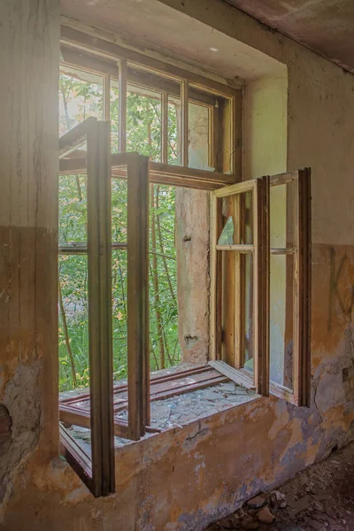 Stare Okno Starożytnej Białej Ścianie Ceglanego Opuszczonym Zamku Wnętrze Światłem — Zdjęcie stockowe