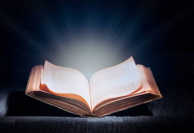 açık sihirli kitap, bir kitaptan mavi serin beyaz ışık, büyü, gerçek bilgi, bilim In Light