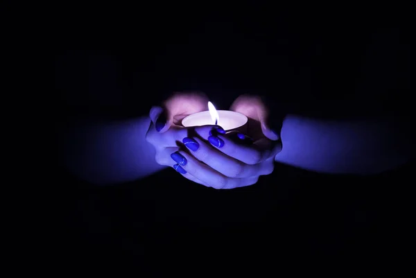 Κερί Στο Χέρι Γυναικεία Χέρια Αγκαλιάζουν Κερί Μαγικά Χέρια Μπλε — Φωτογραφία Αρχείου
