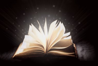 açık sihirli kitap, bir kitaptan mavi serin beyaz ışık, büyü, gerçek bilgi, bilim In Light