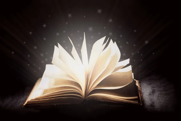 オープンマジックブック 本からの青いクールな白い光 真の知識 科学の光 — ストック写真