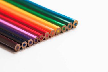 gökkuşağının renkleri kalemler beyaz bir arka plan üzerinde yatıyor, keskinleştirilmiş kalemler değil, parlak renkler, minimalizm, yeni el değmemiş kavram