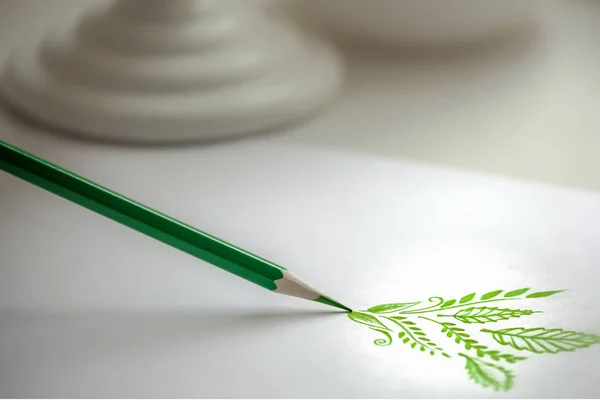 Зеленый Карандаш Бумаге Рисунок Шифера Растения Листья Бумаге Экология Концепции — стоковое фото