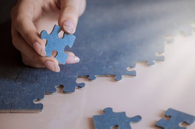 mavi bulmacalar, toplanan bulmacalar, güzel kadın ellerde bir parçası, beyin çalışması, boşluk çözümü, sağdaki güneş ışınları