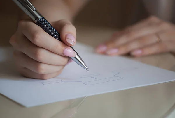 Girl Draws Diagram Writes Piece Paper Work Design Business Study — Stock Photo, Image