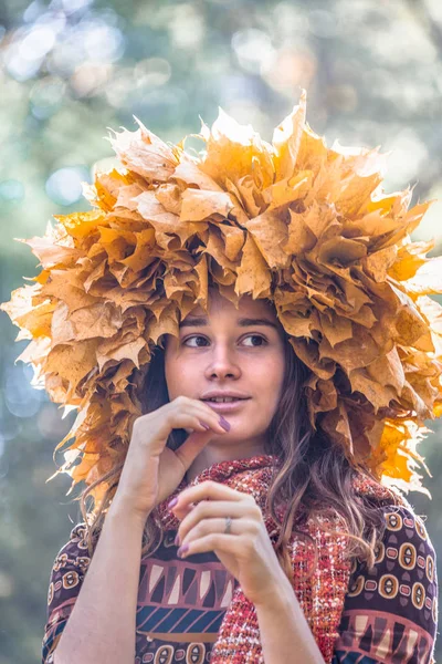 Młoda Uśmiechnięta Kobieta Wieńcem Liści Klonu Głowie Zewnętrzny Portret Jesiennym — Zdjęcie stockowe