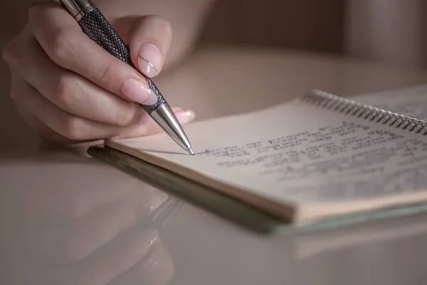 Das Mädchen Schreibt Ihr Tagebuch Seitenansicht Verschwommener Text Pastellfarben Ein — Stockfoto