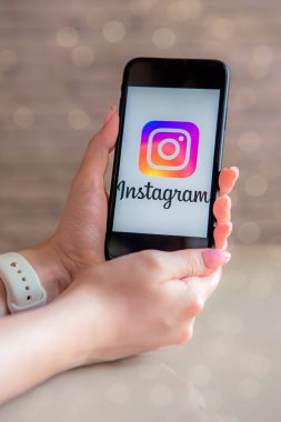 Saint-Petersburg/Rusya - 06.03.2019 Instagram uygulaması logolu iphone tutan kadın eller, Instagram uygulaması ile Apple iphone ekrana
