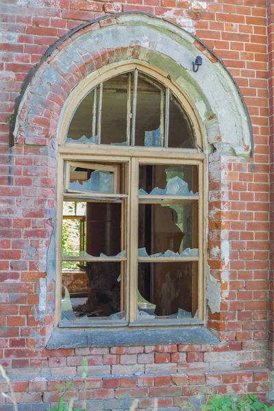 Złamane Okno Opuszczonym Domu Złamane Szkło Czerwona Cegła Zapomniane Zamieszkania — Zdjęcie stockowe