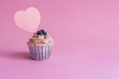 pembe bir arka plan üzerinde cupcake, metin için yer, yaban mersini ile cupcakes, pembe kalp, tatil tebrik