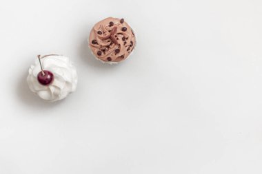 Whit arka planda iki farklı cupcakes, çikolata ve meyve cupcake, lezzetli tatlı üst görünümü