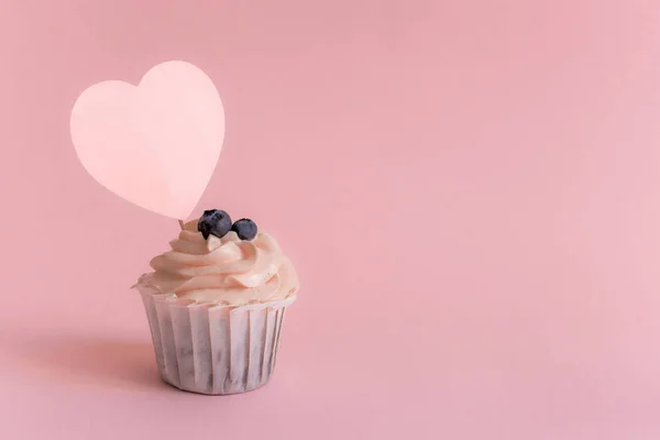 Cupcake Oder Muffin Mit Rosa Sahne Auf Rosa Hintergrund Mit — Stockfoto
