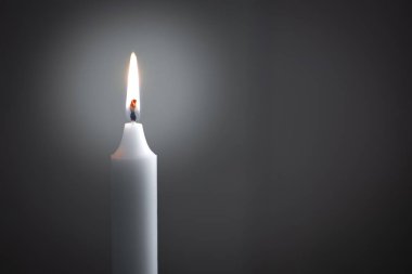 beyaz mum, karanlıkta alev, merhumun anısının sembolü, güzel bir parıltı