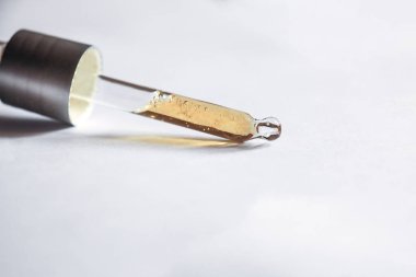 Kozmetik pipet sıvı damla yakın çekim, beyaz arka plan üzerinde izole