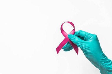 el tıbbi eldiven elinde bant tutar, kanser, sağlık ve tıp kavramı insanları korumak uluslararası bir gün 