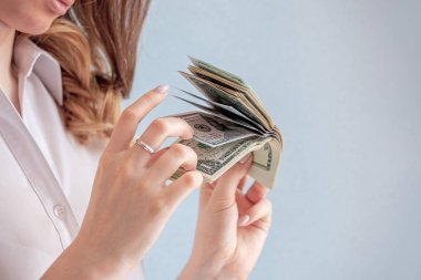 Kadınların elinde bir banknot, avroyu sayın, zenginlik ve tasarruf kavramı, okumak için para biriktirin, banka mevduatı