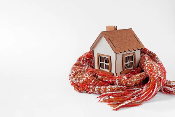 Haus Eingewickelt Einen Schal Isoliert Auf Weiß Zeit Das Haus — Stockfoto