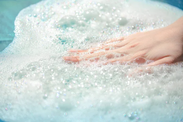 Mano Espuma Espuma Jabonosa Aireada Agua Tomar Baño Con Espuma —  Fotos de Stock