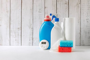 Paçavralar, süngerler ve temizlik ürünleri, 30 dakikalık zamanlayıcı, hızlı temizlik ve temizlik konsepti, profesyonel temizlik, bir hizmetçinin saatlik ücreti.