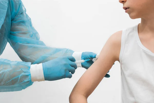 Médico Luvas Médicas Azuis Injeta Adolescente Uma Vacinação Ombro Uma — Fotografia de Stock