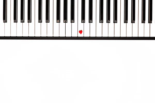 Teclas Piano Blanco Negro Pequeño Corazón Rojo Una Las Teclas — Foto de Stock