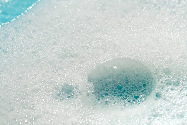 肥皂泡在水中 有气泡的透气泡沫的质地 淋浴液和洗发水 — 图库照片