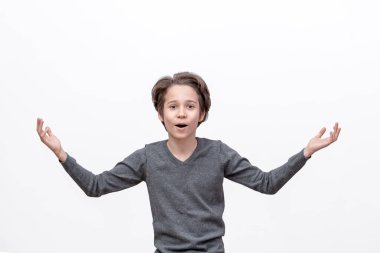 Çekici bir çocuk iyi habere sevindi ve şimdi ağzı açık beyaz bir arkaplanda fotokopi için yeri olan kameraya bakarken şaşırdı.