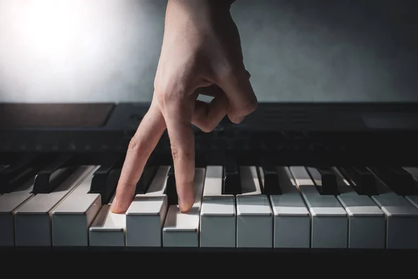 Fingrar Tryck Piano Tangenter Närbild Hand Kompositör Eller Musiker Spelar — Stockfoto