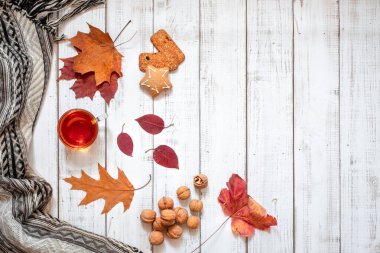 Bir fincan ev yapımı çay, düşen yapraklar, kurabiyeler ve fındıklar, sıcak bir ortam, evde bir hafta sonu. Metin için yer