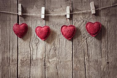 Tahta eski bir duvardaki kalpler, mandallı ip, Sevgililer Günü için arka plan, tasarım için düzen.