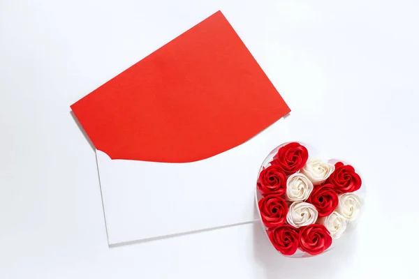 Weißer Briefumschlag Mit Einem Leeren Roten Textblatt Eine Schachtel Roter — Stockfoto
