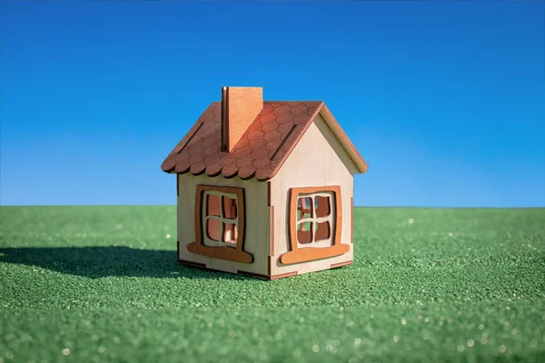 Ein Holzhaus Auf Einem Grünen Rasen Einem Sonnigen Tag Das — Stockfoto