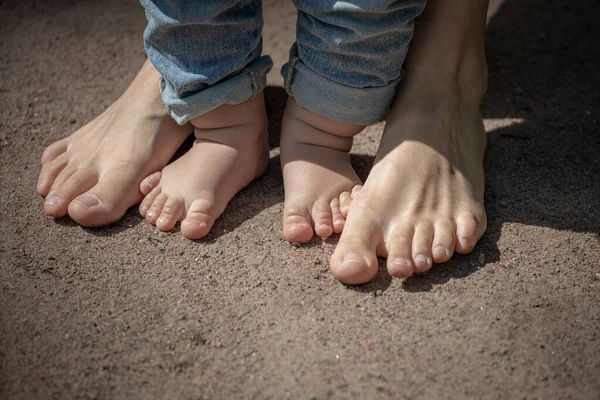 Pés Pequenos Grandes Descalços Areia Primeiros Passos Criança Aprendendo Andar — Fotografia de Stock