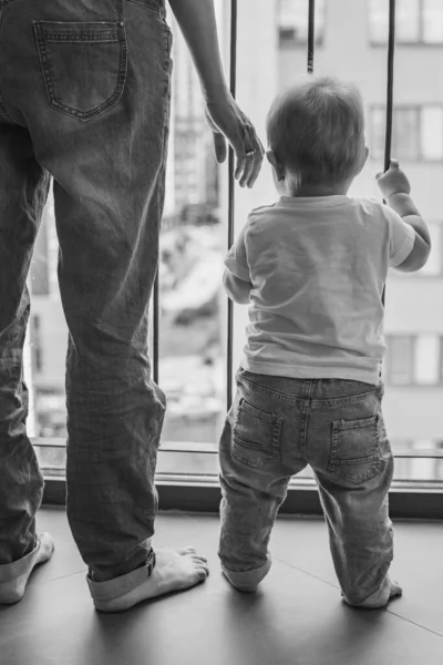 Sylwetka Mamy Dziecka Przed Oknem Patrząc Ulicę Czarno Biały Obraz — Zdjęcie stockowe