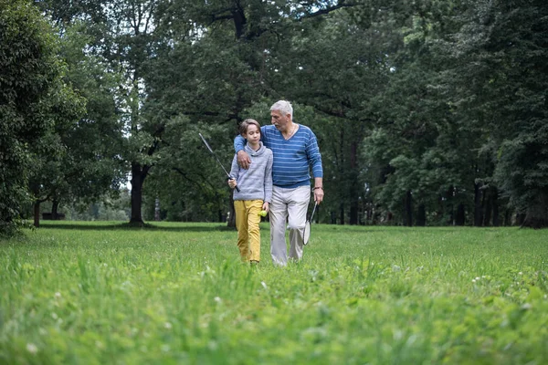 Αγόρι Και Παππούς Περπατούν Στο Πάρκο Μπάντμιντον Ρακέτες Και Shuttlecock — Φωτογραφία Αρχείου
