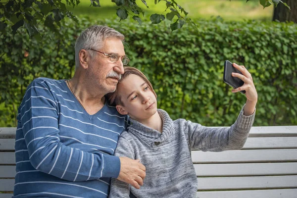 Porträt Eines Jungen Und Großvaters Glücklicher Fröhlicher Großvater Und Enkel — Stockfoto