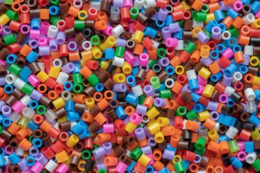 Küçük çok renkli plastik boncuklar, çocukların yaratıcılığı için mozaik parçalar, tasarım için arka plan