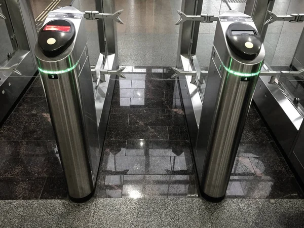 Zutrittskontrollsysteme Durchfahrt Erlaubt Das Konzept Chromfarbene Drehkreuze Bahnhof — Stockfoto