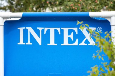 Çerçeve havuzu INTEX, havuzda yüzmek, bir aile için yazın taşınabilir bir havuz, 2 Ağustos 2020, St. Petersburg, Rusya