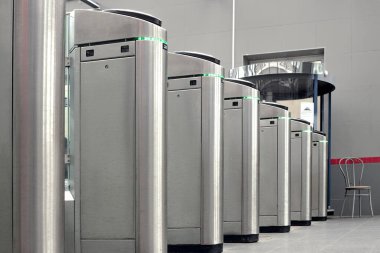 Bir tren istasyonundaki turnikelerin erişim sistemi, yolcu trafiğinin kontrolü