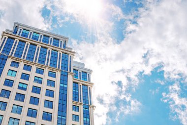 yüksek modern ofis binası, banka, finans kurumu gökyüzüne karşı, cam ve çelik mimari, şehir manzarası