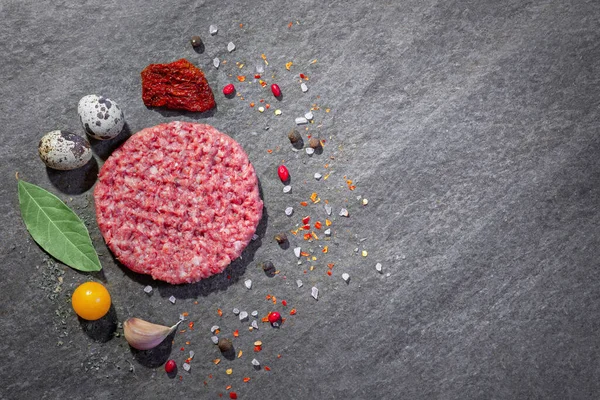 Carne Moída Crua Sobre Fundo Pedra Ingredientes Tártaro Carne Moída — Fotografia de Stock